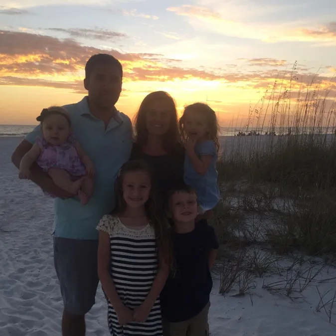 Jakayla Troyer family portrait at beach